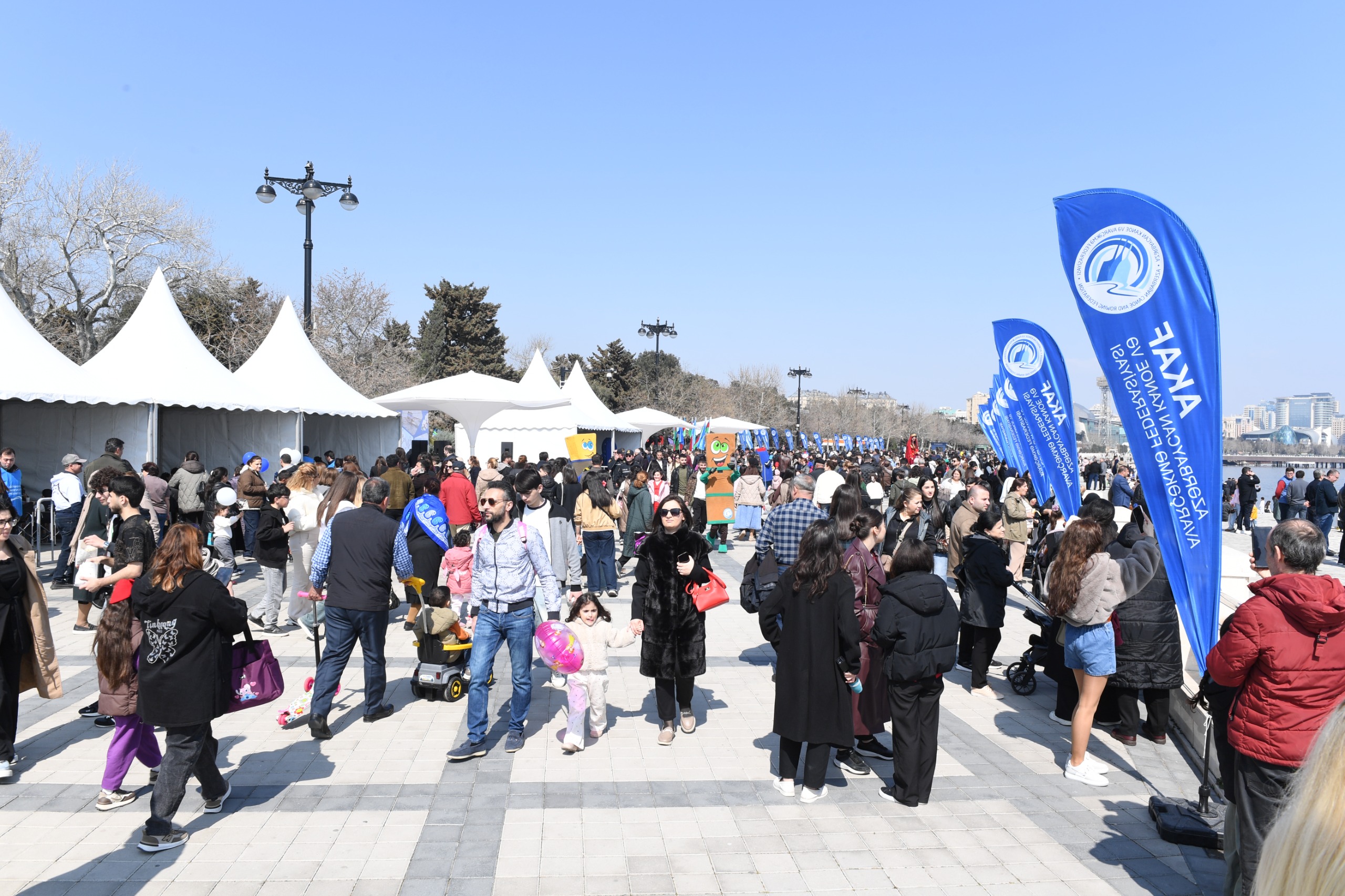Bakıda Xəzərin suları avarçəkmə və yelkənli qayıqlarla bəzəndi (FOTO)